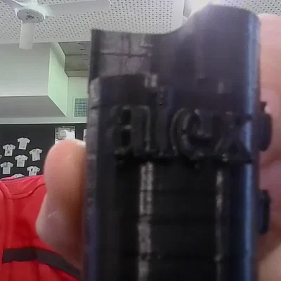 Giá đỡ bút với chữ "alec" và "don't touch