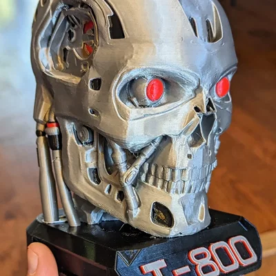 Tượng bán thân Terminator T-800 với màu sắc nổi bật