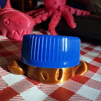 Nhân vật chai nắp thấp - Cậu bé bị ép nhỏ dễ thương