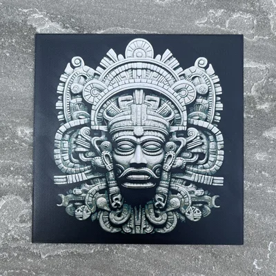 Khắc chạm phong cách Aztec với màu sắc đa dạng