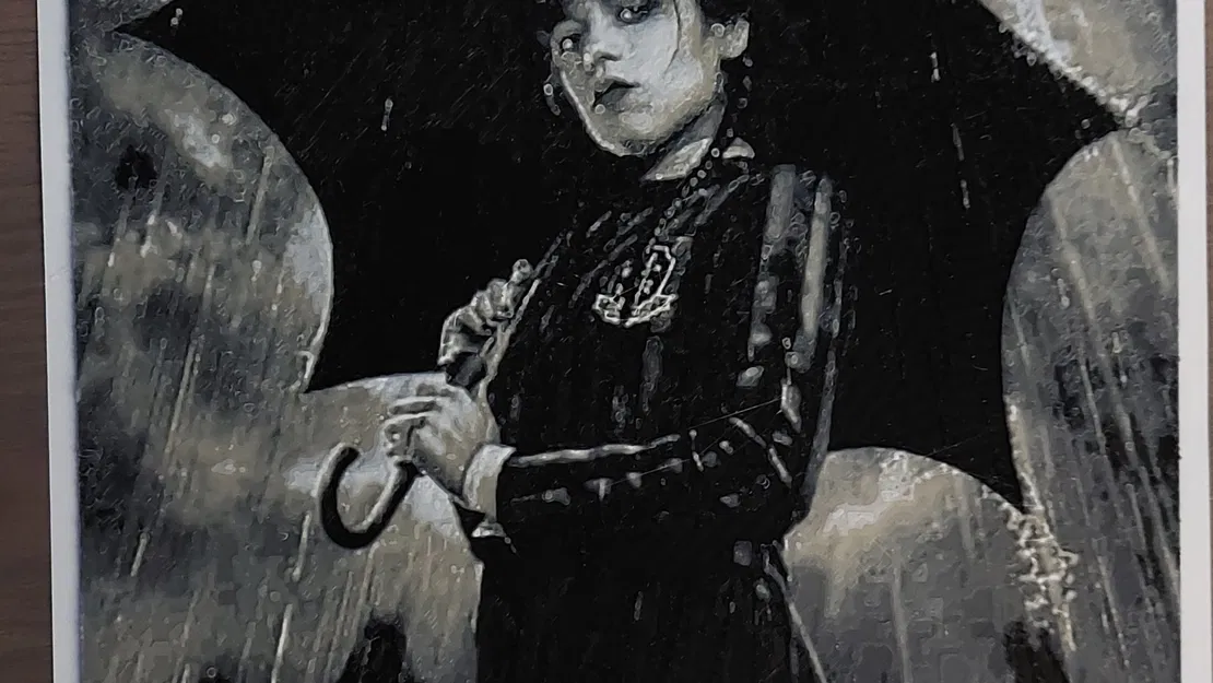 Nhân vật Wednesday Adams cầm ô trong mưa - Image 1