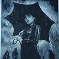 Nhân vật Wednesday Adams cầm ô trong mưa - Thumbnail 2