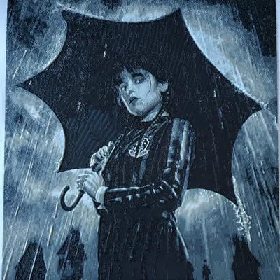 Nhân vật Wednesday Adams cầm ô trong mưa