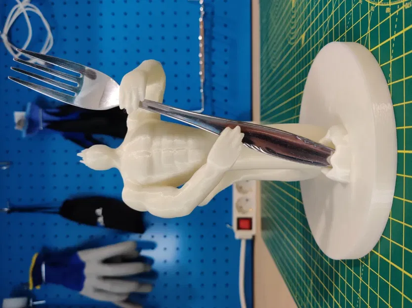 Merman giống vua Triton cầm nĩa thực tế - Image 1