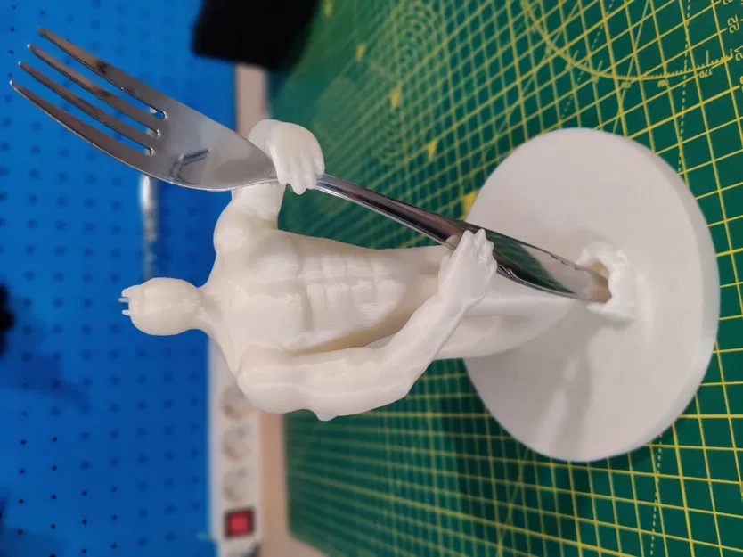 Merman giống vua Triton cầm nĩa thực tế - Image 2