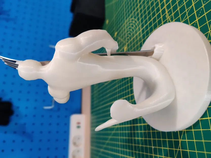 Merman giống vua Triton cầm nĩa thực tế - Image 3