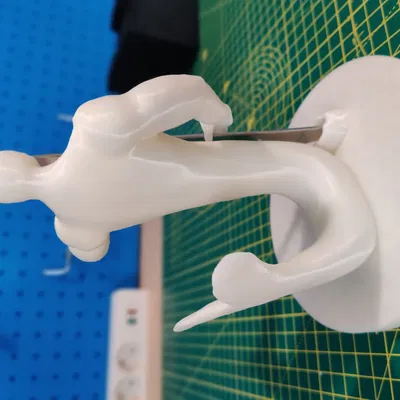 Merman giống vua Triton cầm nĩa thực tế