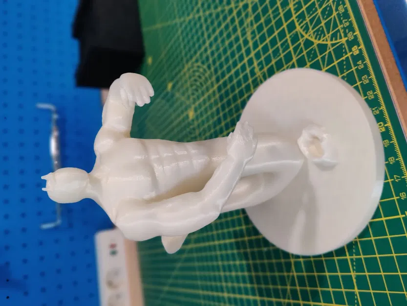 Merman giống vua Triton cầm nĩa thực tế - Image 4