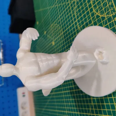 Merman giống vua Triton cầm nĩa thực tế