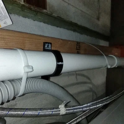 Kẹp ống PVC gắn tường hoặc trần nhà