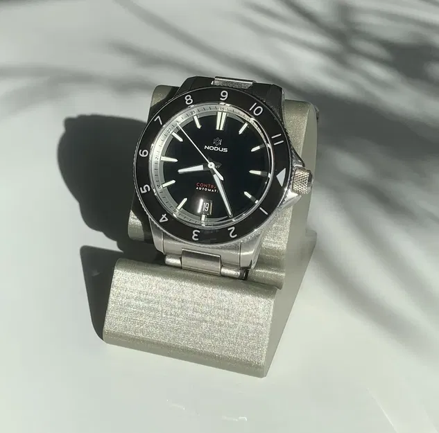 Giá đỡ đồng hồ đứng tiện lợi cho không gian phòng ngủ - Image 1