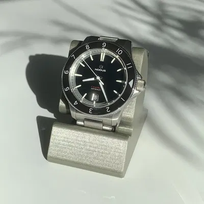 Giá đỡ đồng hồ đứng tiện lợi cho không gian phòng ngủ