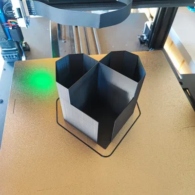 Giá đựng dụng cụ làm móng tay với thiết kế tinh tế