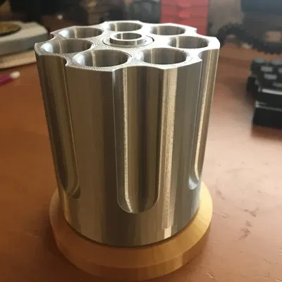 Giá đỡ bút hình súng lục xoay