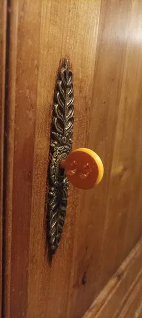 Chìa khóa cho tủ đồ cổ với lỗ trên thân - Image 1