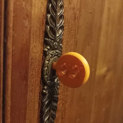 Chìa khóa cho tủ đồ cổ với lỗ trên thân