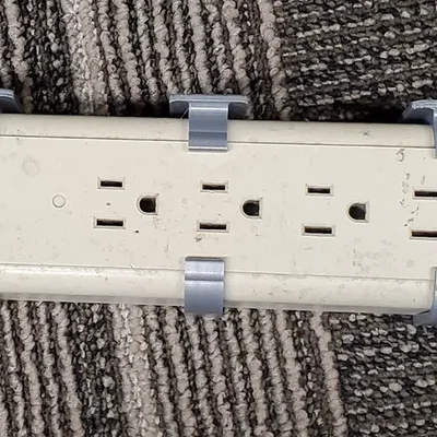 Giá đỡ bảo vệ quá điện cho bàn làm việc