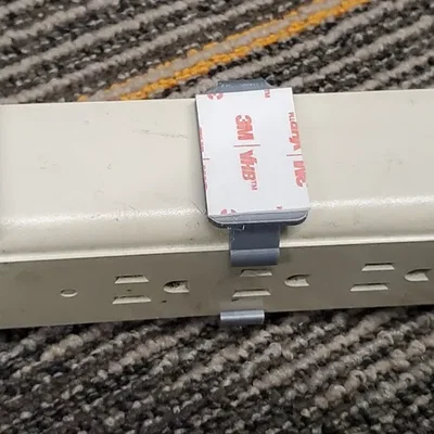 Giá đỡ bảo vệ quá điện cho bàn làm việc