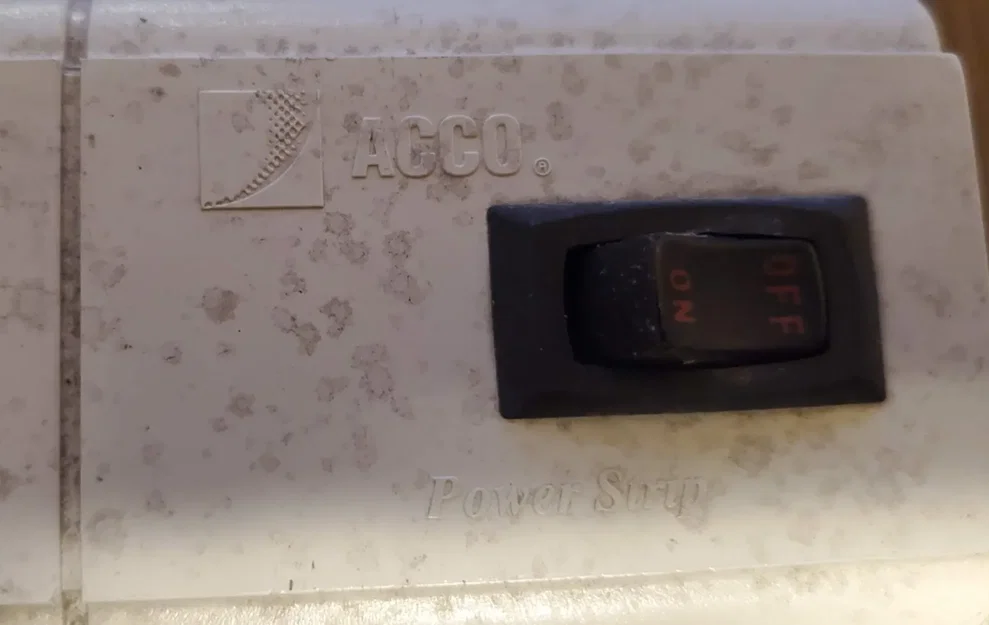 Giá đỡ bảo vệ quá điện cho bàn làm việc - Image 7