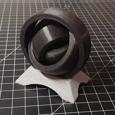 Giá đỡ cho đồ chơi vòng xoay trên bàn làm việc