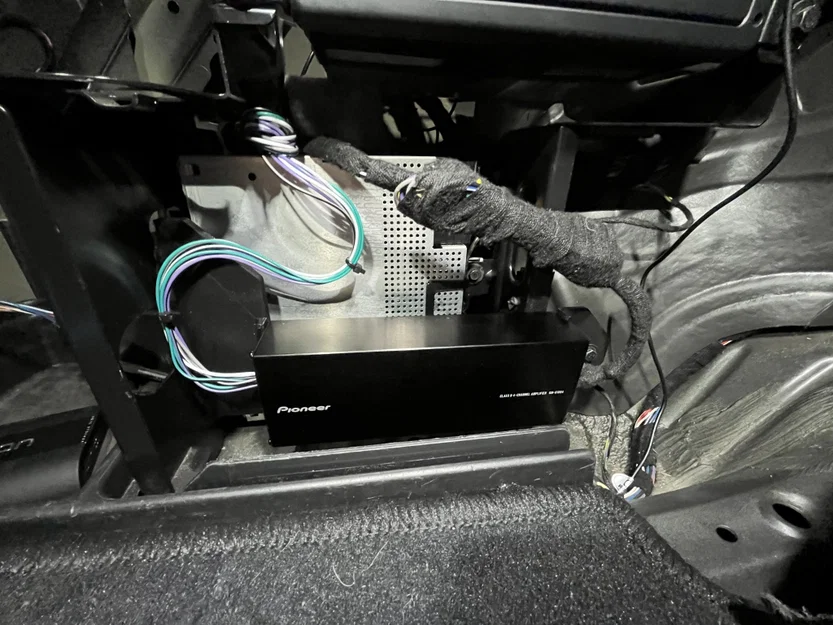 Giá đỡ lắp đặt ampli Pioneer GM-D1004 cho BMW E46 - Image 2