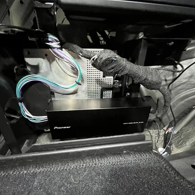 Giá đỡ lắp đặt ampli Pioneer GM-D1004 cho BMW E46