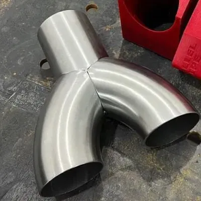 Ống y 63,5 mm cắt bằng cưa kim loại