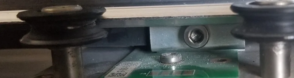 Bánh xe gantry bị vỡ cho máy cắt laser Glowforge - Image 2