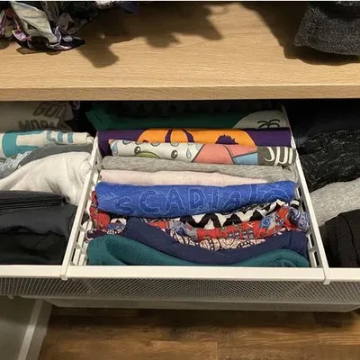 Chia ngăn giỏ dây IKEA Boaxel có cơ chế trượt