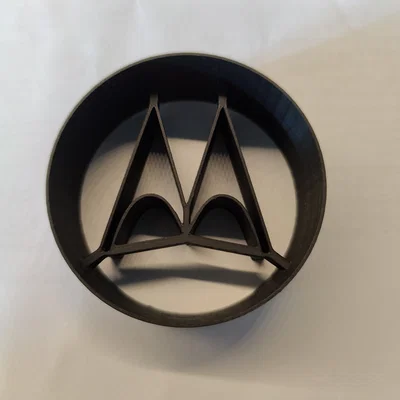 Cutter bánh quy Motorola với logo 'M' đặc trưng