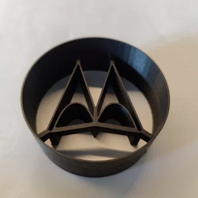 Cutter bánh quy Motorola với logo 'M' đặc trưng