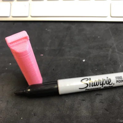 Nắp bút Sharpie có dây đeo lưng