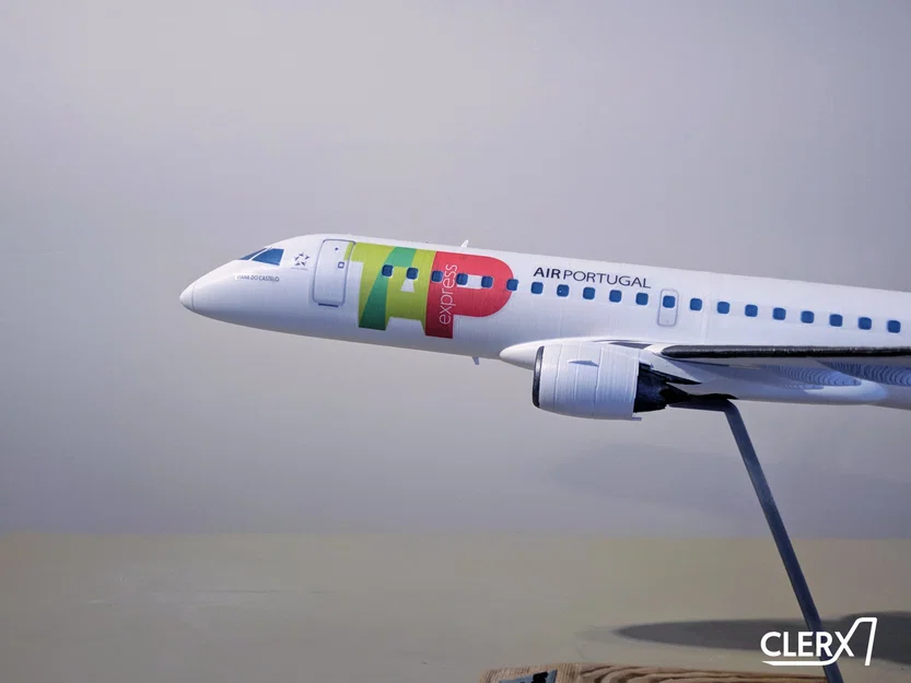 Mô hình máy bay Embraer E190 tỉ lệ 1:100 - Image 2