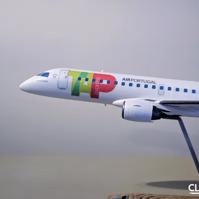 Mô hình máy bay Embraer E190 tỉ lệ 1:100