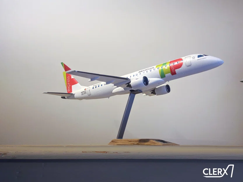 Mô hình máy bay Embraer E190 tỉ lệ 1:100 - Image 4