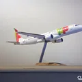 Mô hình máy bay Embraer E190 tỉ lệ 1:100 - Thumbnail 4