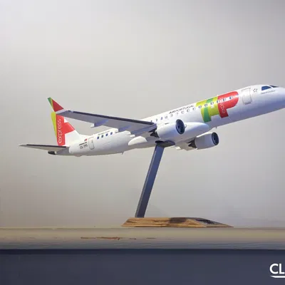 Mô hình máy bay Embraer E190 tỉ lệ 1:100