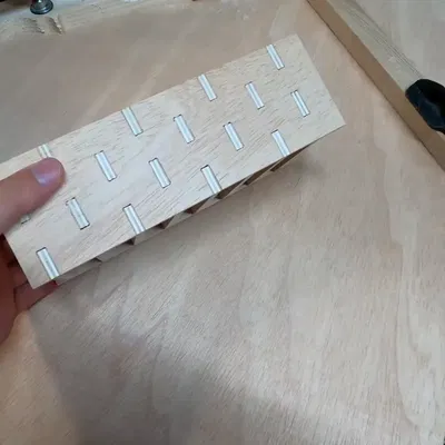 Hộp phân tách với các chấu nhô ra