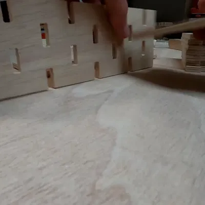 Hộp phân tách với các chấu nhô ra