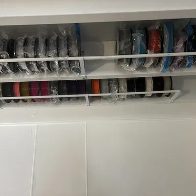 Giá đỡ cuộn filament trên mái nhà sử dụng thanh rèm