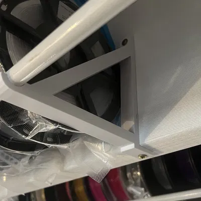 Giá đỡ cuộn filament trên mái nhà sử dụng thanh rèm