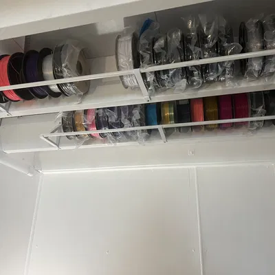 Giá đỡ cuộn filament trên mái nhà sử dụng thanh rèm