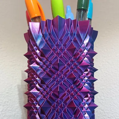 Cốc bút với gai nhọn bảo vệ không cho chạm vào