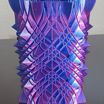 Cốc bút với gai nhọn bảo vệ không cho chạm vào