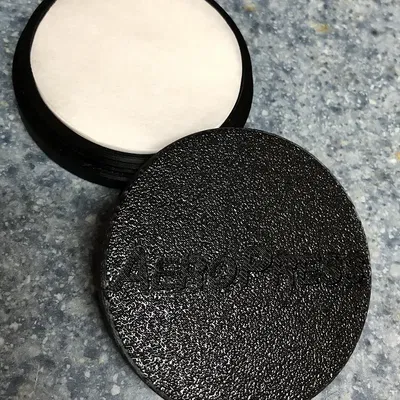 Giá đỡ bộ lọc AeroPress có logo