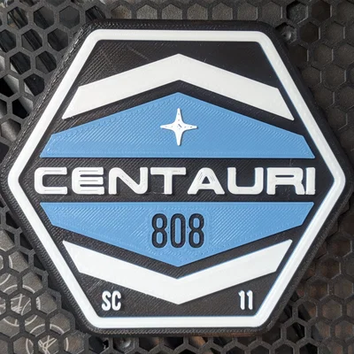 Đế lót ly biểu tượng Centauri trên bộ đồ của Amos