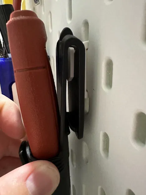 Giá đỡ dao Morakniv trên kệ SKÅDIS của IKEA - Image 1