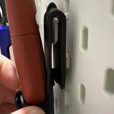 Giá đỡ dao Morakniv trên kệ SKÅDIS của IKEA