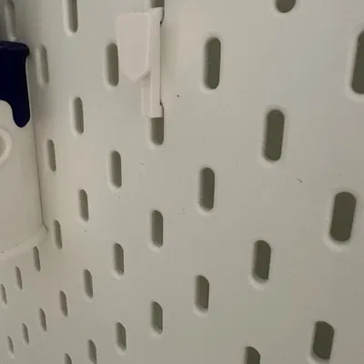 Giá đỡ dao Morakniv trên kệ SKÅDIS của IKEA