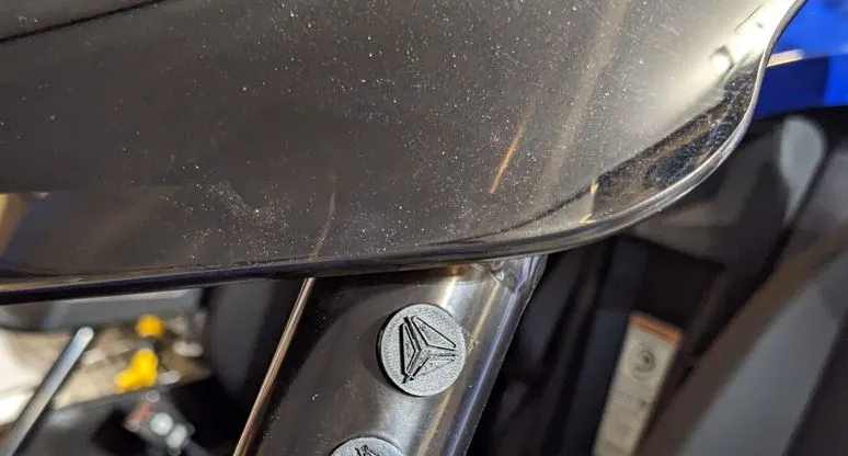 Kẹp che cho bu lông allen 8mm với logo Polaris Slingshot - Image 1
